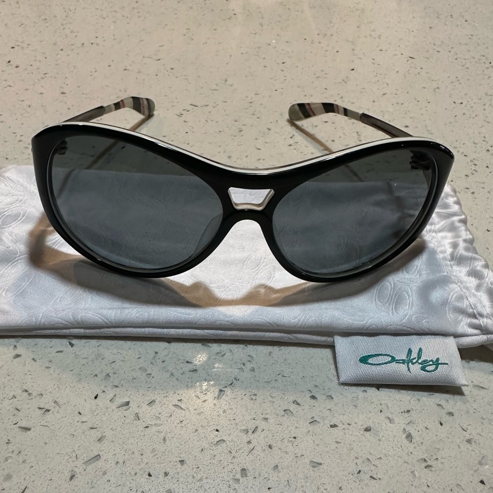 Oakley Vacancy Sunglasses / GUC / discontinued style